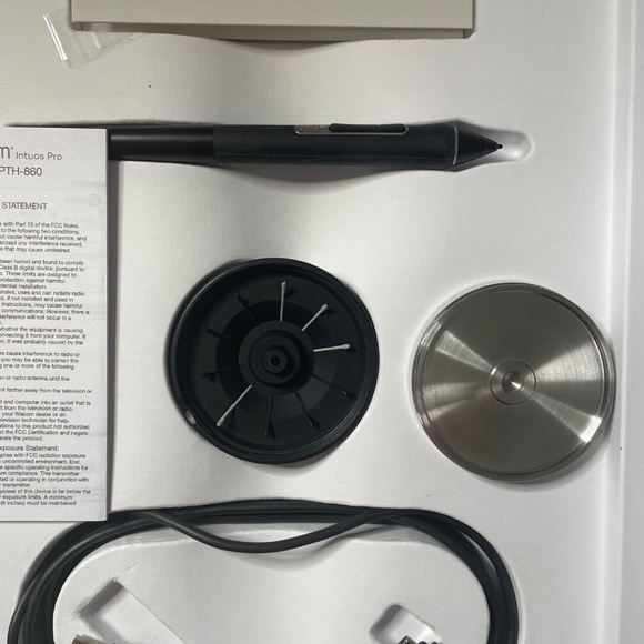 Wacom Intuos Pro Medium - Picture 10 of 12